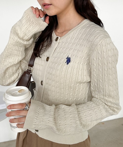 U.S. POLO ASSN.（ユーエスポロアッスン）の「［26SS新色追加］RANAN/solleim別注【U.S.POLO ASSN.】ゴールドボタン刺繍ケーブルニットカーディガン（カーディガン/ボレロ・レディース・アイボリー/グレー/ボルドー/ネイビー/ブラック/イエロー/グリーン・M/L/LL）」の12枚目の写真