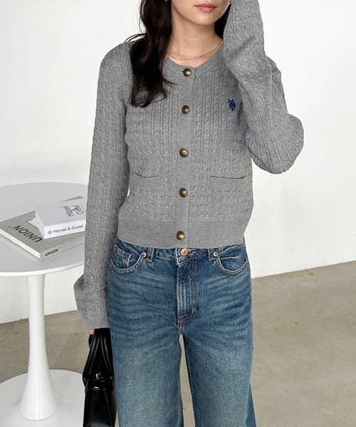 U.S. POLO ASSN.（ユーエスポロアッスン）の「［26SS新色追加］RANAN/solleim別注【U.S.POLO ASSN.】ゴールドボタン刺繍ケーブルニットカーディガン（カーディガン/ボレロ・レディース・アイボリー/グレー/ボルドー/ネイビー/ブラック/イエロー/グリーン・M/L/LL）」の18枚目の写真