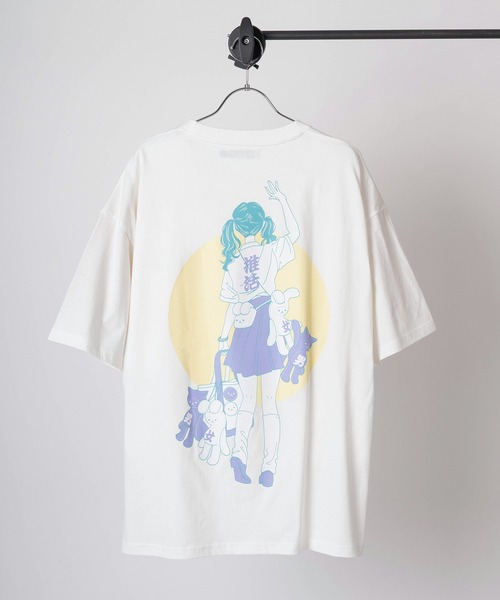 SlashDate(スラッシュデイト)の「【84】「休日少女」 フロント& バックプリント レトロデザイン 半袖Tシャツ オーバーサイズ 推し活(Tシャツ/カットソー・レディース・ホワイト/ホワイト系その他/ホワイト系その他3/ラベンダー/ホワイト系その他2/チャコールグレー/グレイッシュベージュ/ブラック・M/L)」の3枚目の写真