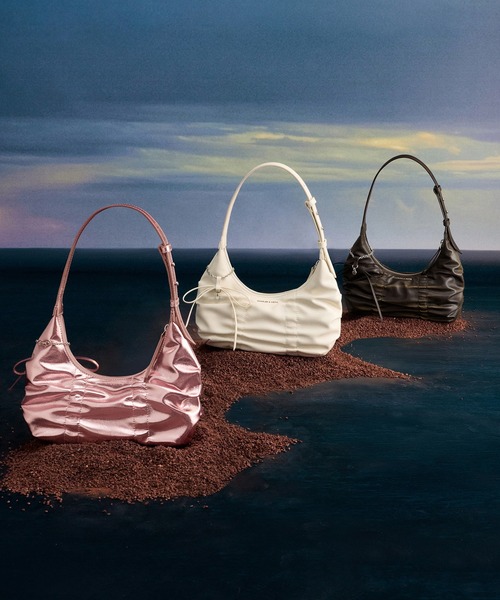 CHARLES & KEITH(チャールズ & キース)の「Kadee ケーディー ルーシュドホーボーバッグ(ショルダーバッグ・レディース・アイボリー系9/ダークブラウン系1/ピンク系その他/クリーム・S)」の6枚目の写真
