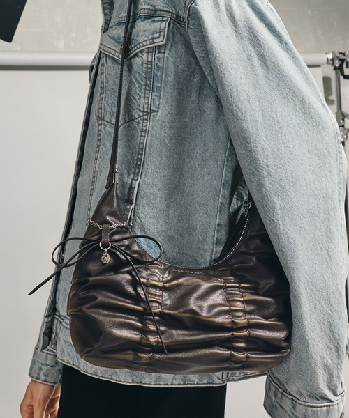 CHARLES & KEITH(チャールズ & キース)の「Kadee ケーディー ルーシュドホーボーバッグ(ショルダーバッグ・レディース・アイボリー系9/ダークブラウン系1/ピンク系その他/クリーム・S)」の19枚目の写真