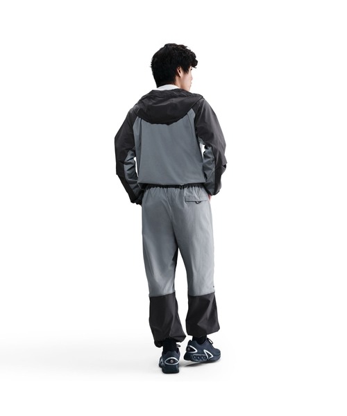 NIKE（ナイキ）の「NIKE/ナイキ テックWRフルジップウーブンジャケット（ナイロンジャケット・メンズ・ブラック/ライトグレー/ダークグレー・M/L/XL/S/2XL）」の4枚目の写真