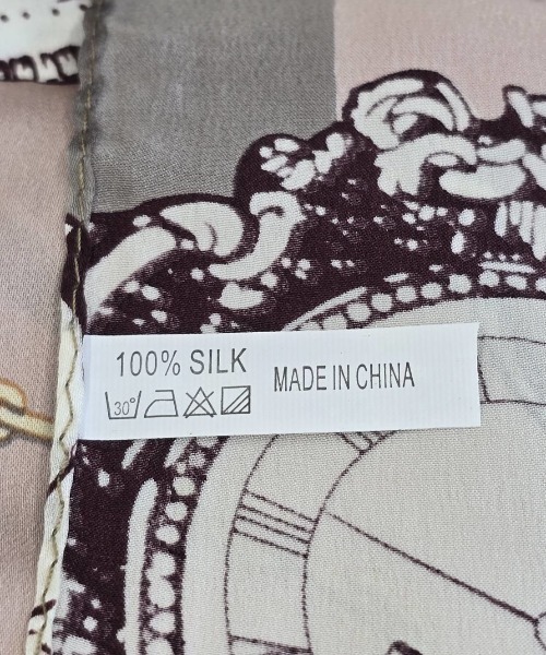 Vini（ヴィニ）の「懐中時計プリント　シルク100%　スカーフ（バンダナ/スカーフ・レディース・ピンク・FREE）」の2枚目の写真