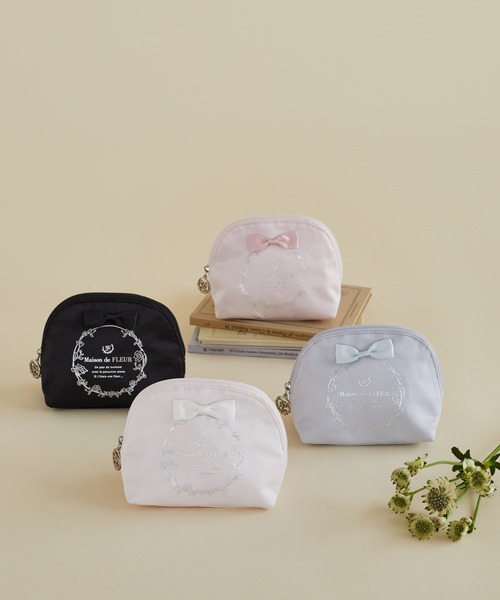 Maison de FLEUR(メゾンドフルール)の「サテンリボンラウンドポーチ(ポーチ・レディース・ライトブルー/ライトピンク/ブラック/ピンク・FREE)」の5枚目の写真