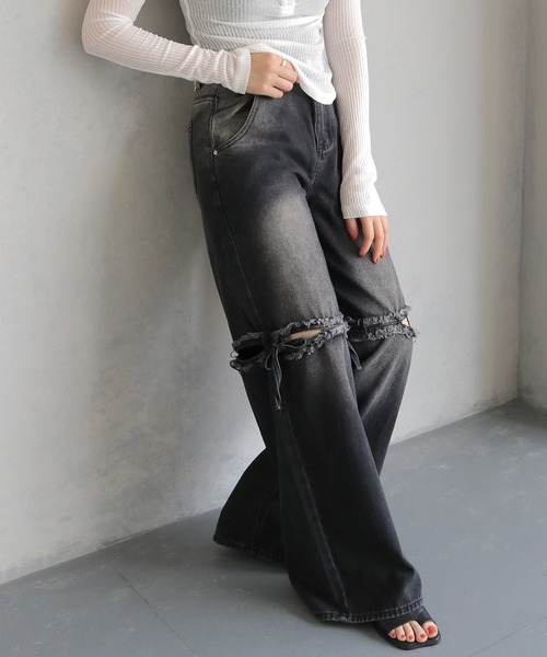 cheriella(シェリエラ)の「【cheriella】サイドリボンヴィンテージライクデニム SIDE RIBBON VINTAGE-LIKE DENIM(デニムパンツ・レディース・ライトブルー/チャコールグレー・S/M)」の2枚目の写真