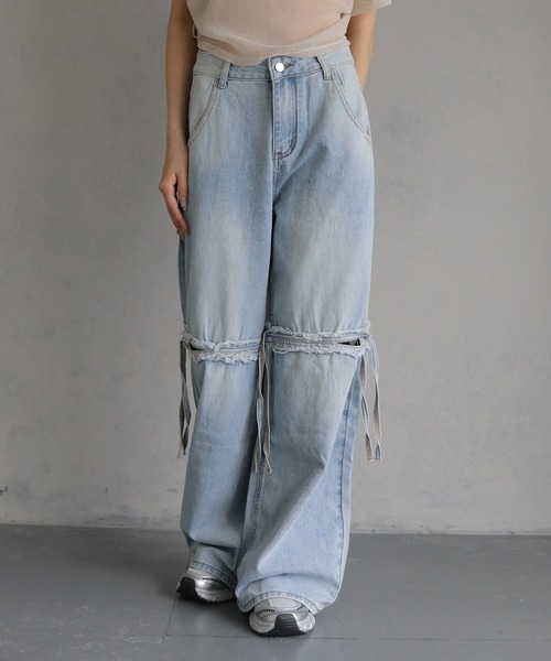 cheriella(シェリエラ)の「【cheriella】サイドリボンヴィンテージライクデニム SIDE RIBBON VINTAGE-LIKE DENIM(デニムパンツ・レディース・ライトブルー/チャコールグレー・S/M)」の1枚目の写真