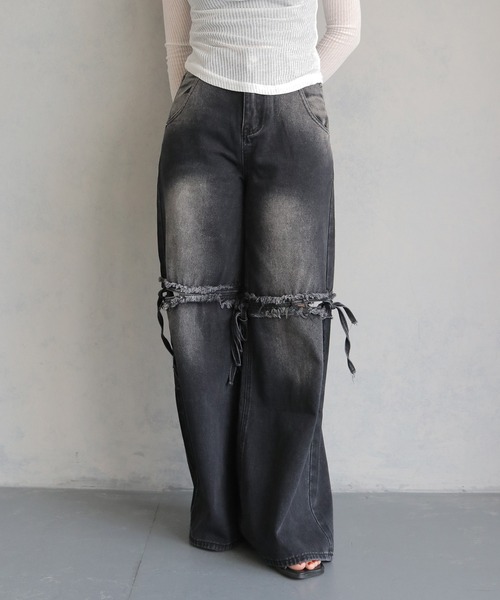 cheriella(シェリエラ)の「【cheriella】サイドリボンヴィンテージライクデニム SIDE RIBBON VINTAGE-LIKE DENIM(デニムパンツ・レディース・ライトブルー/チャコールグレー・S/M)」の3枚目の写真