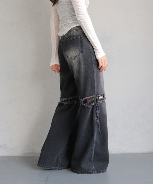 cheriella(シェリエラ)の「【cheriella】サイドリボンヴィンテージライクデニム SIDE RIBBON VINTAGE-LIKE DENIM(デニムパンツ・レディース・ライトブルー/チャコールグレー・S/M)」の4枚目の写真