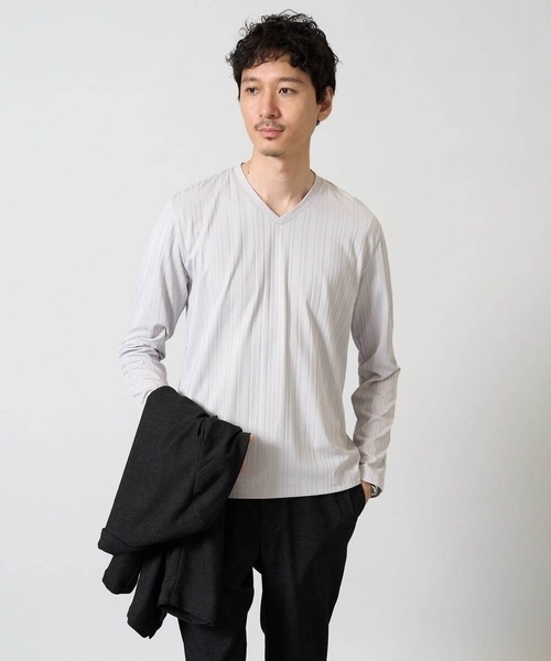 a.v.v(アーヴェヴェ)の「【ジャケット映え】ストライプジャガードVネックTシャツ【イージーケア/毛玉になりにくい】 通勤/ビジネス/ジャケット〈ON/OFF SERIES〉(Tシャツ/カットソー・メンズ・ライトグレー/ボルドー/ブルー・48/46/50)」の2枚目の写真
