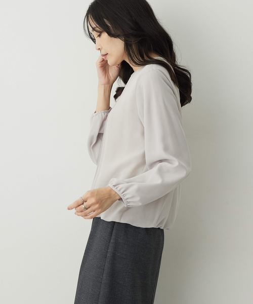 A/C DESIGN BY ALPHA CUBIC(エーシーデザインバイアルファキュービック)の「【通勤からセレモニーまで対応】プリーツシャーリングブラウス【大きいサイズあり】(シャツ/ブラウス・レディース・ブラック/ライトグレー/オフホワイト・M/L/LL/3L)」の5枚目の写真