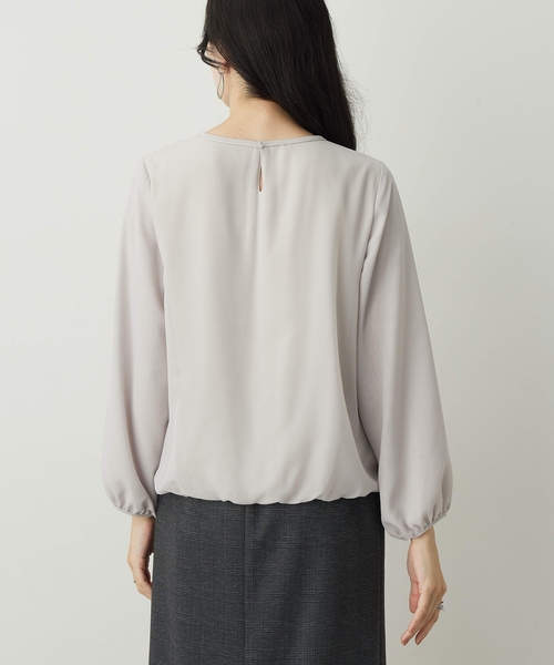 A/C DESIGN BY ALPHA CUBIC(エーシーデザインバイアルファキュービック)の「【通勤からセレモニーまで対応】プリーツシャーリングブラウス【大きいサイズあり】(シャツ/ブラウス・レディース・ブラック/ライトグレー/オフホワイト・M/L/LL/3L)」の6枚目の写真