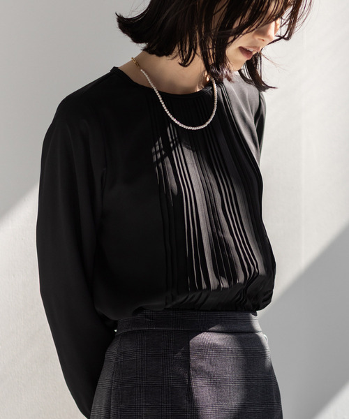 A/C DESIGN BY ALPHA CUBIC(エーシーデザインバイアルファキュービック)の「【通勤からセレモニーまで対応】プリーツシャーリングブラウス【大きいサイズあり】(シャツ/ブラウス・レディース・ブラック/ライトグレー/オフホワイト・M/L/LL/3L)」の2枚目の写真