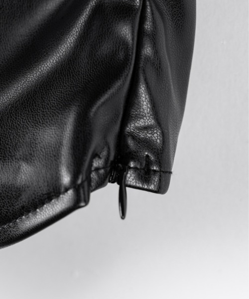 me+em select(ミームセレクト)の「クロスデザインフェイクレザーベアトップ / cross design fakeleather bare tops(その他トップス・レディース・ブラック・FREE)」の6枚目の写真