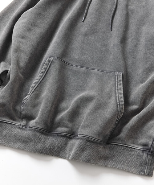 FREAK'S STORE（フリークスストア）の「HEAVY WEIGHT PIGMENT HOODIE 13oz/ヘビーウェイト ピグメント加工 フーディー/13オンス/リラックスフィット（パーカー・メンズ・チャコールグレー/ワインレッド/オリーブ/ブラウン・MEDIUM/LARGE/SMALL）」の11枚目の写真