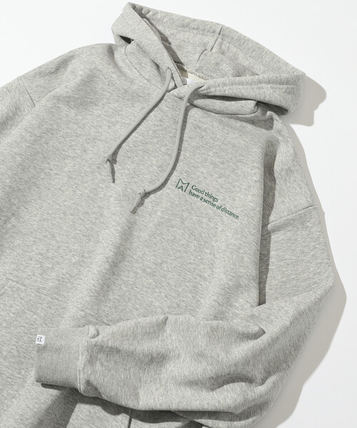Firsthand（ファーストハンド）の「MA Firsthand/マ ファーストハンド MA ベーシックロゴ刺繍 プルオーバーフーディ / 裏毛 / リラックスフィット（パーカー・メンズ・オリーブ/ブラック/グレー/オフホワイト・MEDIUM/LARGE）」の3枚目の写真