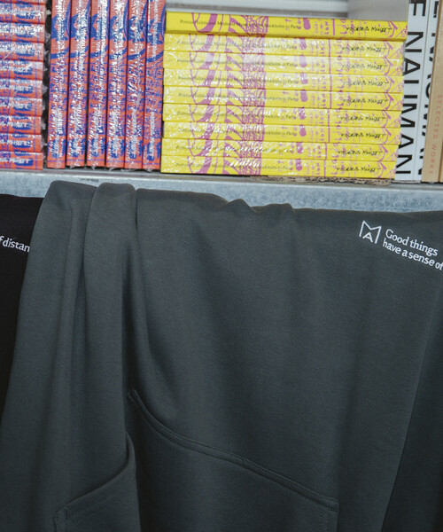 Firsthand（ファーストハンド）の「MA Firsthand/マ ファーストハンド MA ベーシックロゴ刺繍 プルオーバーフーディ / 裏毛 / リラックスフィット（パーカー・メンズ・オリーブ/ブラック/グレー/オフホワイト・MEDIUM/LARGE）」の22枚目の写真