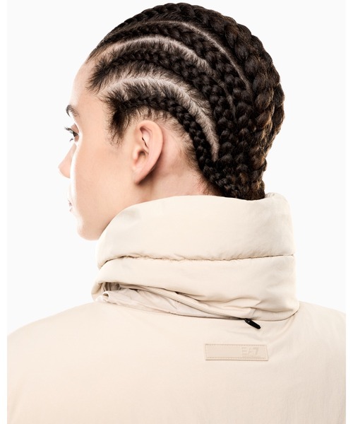 EMPORIO ARMANI EA7(エンポリオアルマーニイーエーセブン)の「<オンライン限定>【エンポリオ アルマーニ EA7】Logo Series パデッドジャケット ナイロン(ダウンジャケット/コート・レディース・ベージュ・X-SMALL/SMALL/MEDIUM/LARGE)」の4枚目の写真