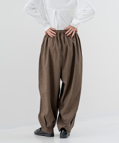 refinedworks（リファインドワークス）の「【refinedworks】きれいめ にも  カジュアル にもハマる 裾タックパンツ！（その他パンツ・レディース・チャコールグレー/ブラウン・FREE）」の5枚目の写真