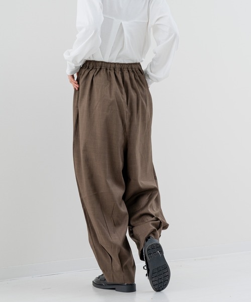 refinedworks（リファインドワークス）の「【refinedworks】きれいめ にも  カジュアル にもハマる 裾タックパンツ！（その他パンツ・レディース・チャコールグレー/ブラウン・FREE）」の6枚目の写真