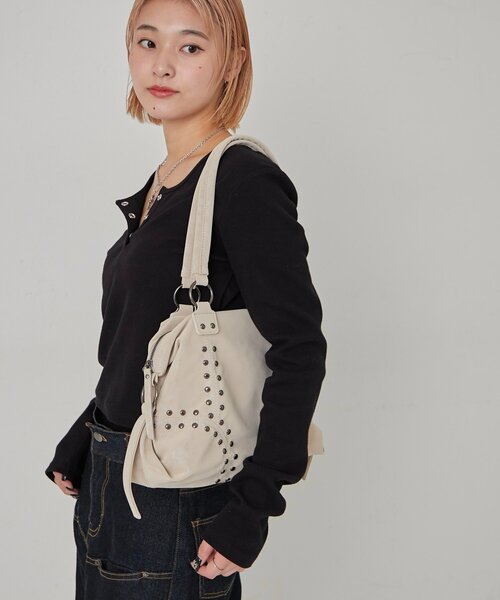 WHO'S WHO gallery（フーズフーギャラリー）の「スタッズショルダーバッグ（ショルダーバッグ・レディース・アイボリー/ブラウン/ダークブラウン/ブラック/サックスブルー/ピンク/イエロー・FREE）」の13枚目の写真