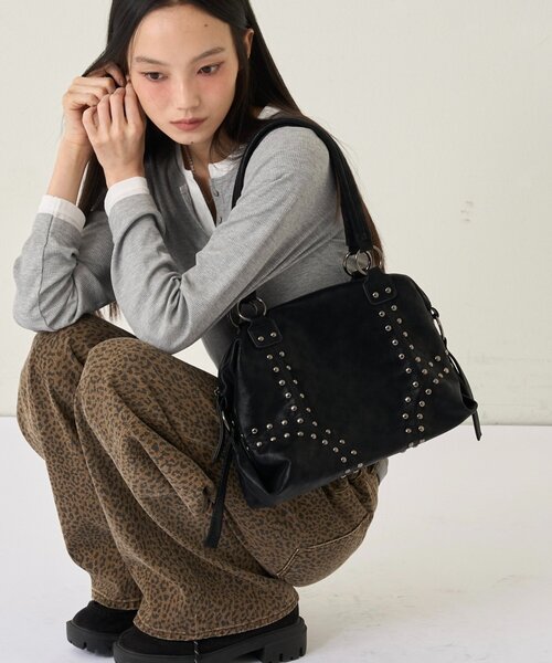 WHO'S WHO gallery（フーズフーギャラリー）の「スタッズショルダーバッグ（ショルダーバッグ・レディース・アイボリー/ブラウン/ダークブラウン/ブラック/サックスブルー/ピンク/イエロー・FREE）」の19枚目の写真