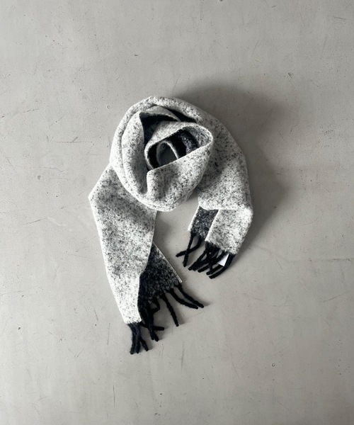THE INOUE BROTHERS(ザイノウエブラザーズ)の「The Inoue Brothers Two colour woolly scarf(マフラー・メンズ・ブラック×ホワイト・OS)」の1枚目の写真