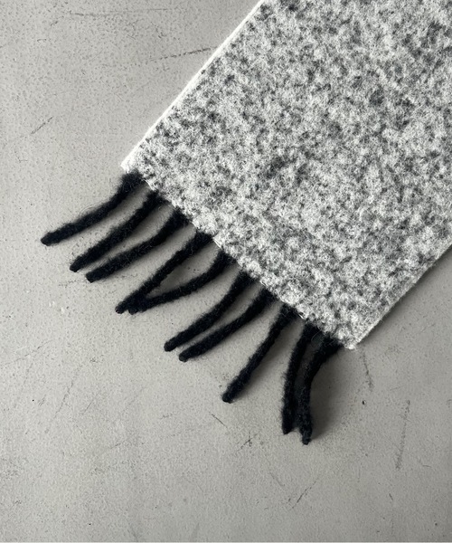 THE INOUE BROTHERS(ザイノウエブラザーズ)の「The Inoue Brothers Two colour woolly scarf(マフラー・メンズ・ブラック×ホワイト・OS)」の3枚目の写真