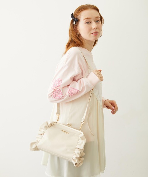 MILKFED.(ミルクフェド)の「KISS LOCK RUFFLE BAG(ショルダーバッグ・レディース・ブラック/オフホワイト/グリーン・ONE SIZE)」の2枚目の写真