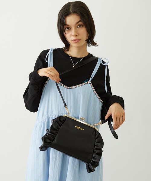 MILKFED.(ミルクフェド)の「KISS LOCK RUFFLE BAG(ショルダーバッグ・レディース・ブラック/オフホワイト/グリーン・ONE SIZE)」の3枚目の写真
