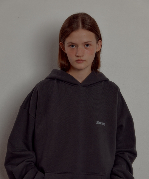 LETERIE（レテリー）の「LETERIE LOGO HOODIE_CHARCOAL（パーカー・レディース・チャコール・FREE）」の2枚目の写真