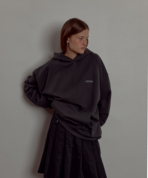 LETERIE（レテリー）の「LETERIE LOGO HOODIE_CHARCOAL（パーカー・レディース・チャコール・FREE）」の3枚目の写真