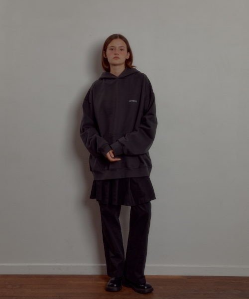 LETERIE（レテリー）の「LETERIE LOGO HOODIE_CHARCOAL（パーカー・レディース・チャコール・FREE）」の4枚目の写真