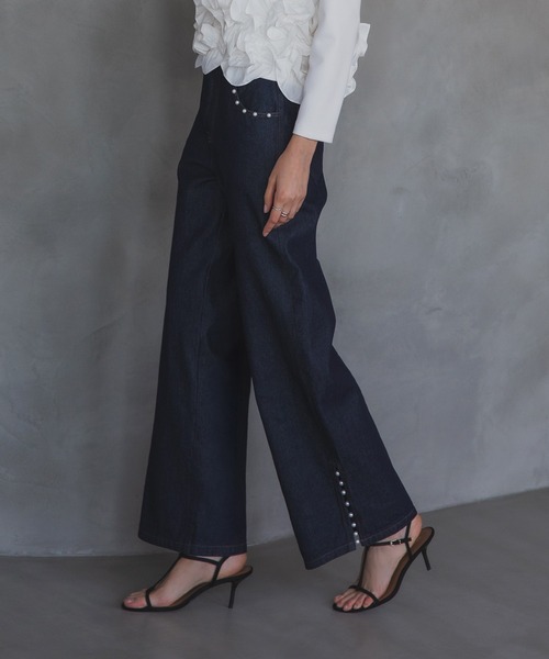 MERAKI(メラキ)の「パールスリットデニムパンツ(デニムパンツ・レディース・インディゴブルー/ライトブルー・M/S)」の2枚目の写真