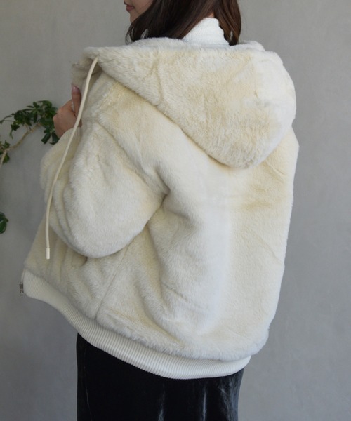 MISCH MASCH(ミッシュマッシュ)の「ZOZO限定 フードファーブルゾン(ブルゾン・レディース・ブラック/アイボリー・フリ-)」の2枚目の写真