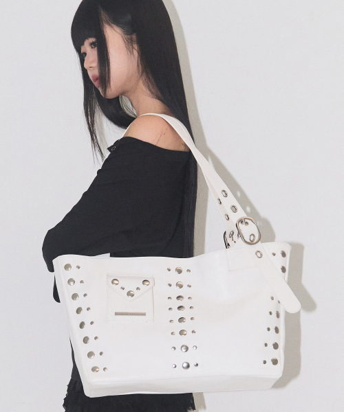 ILLIGO（イリゴ）の「フラップポケットスクエアビッグバッグホワイト（ショルダーバッグ・レディース・その他・OS）」の2枚目の写真