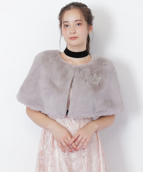 JILL by JILL STUART（ジルバイジルスチュアート）の「＜mikuさんコラボ＞フェイクファーケープ（その他アウター・レディース・グレー/ホワイト・FREE）」の8枚目の写真