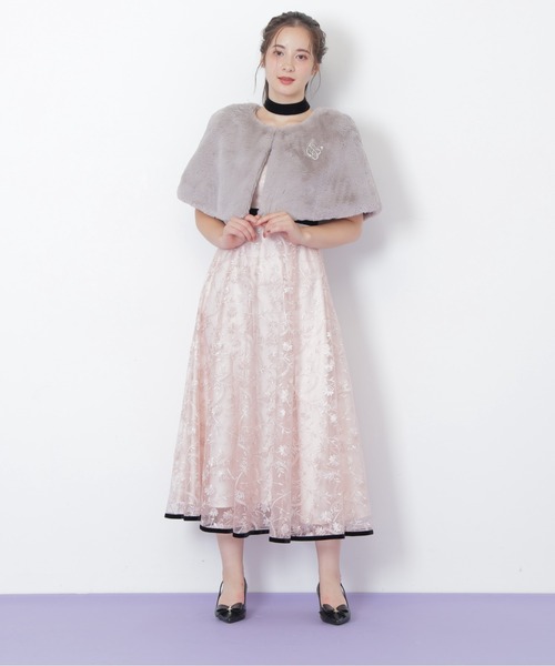 JILL by JILL STUART（ジルバイジルスチュアート）の「＜mikuさんコラボ＞フェイクファーケープ（その他アウター・レディース・グレー/ホワイト・FREE）」の12枚目の写真