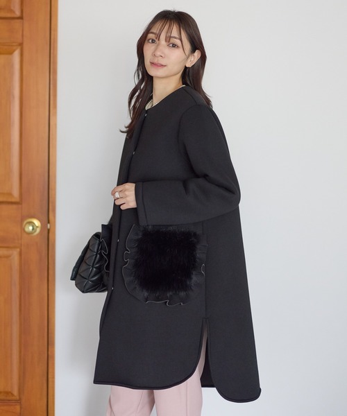Neige(ネージュ)の「フリルファーポケットコート(ノーカラーコート・レディース・ピンクベージュ/ブラック・ONE SIZE)」の4枚目の写真