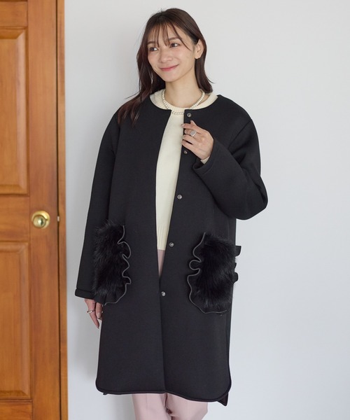 Neige(ネージュ)の「フリルファーポケットコート(ノーカラーコート・レディース・ピンクベージュ/ブラック・ONE SIZE)」の10枚目の写真