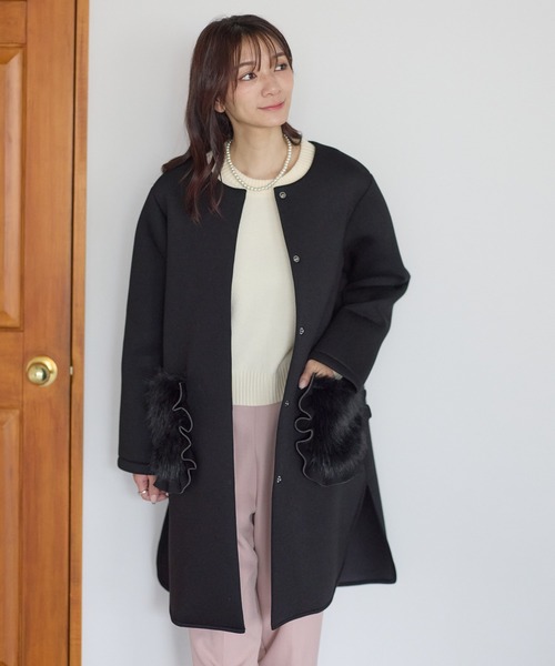 Neige(ネージュ)の「フリルファーポケットコート(ノーカラーコート・レディース・ピンクベージュ/ブラック・ONE SIZE)」の11枚目の写真