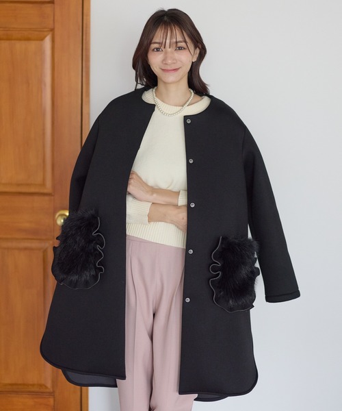 Neige(ネージュ)の「フリルファーポケットコート(ノーカラーコート・レディース・ピンクベージュ/ブラック・ONE SIZE)」の16枚目の写真