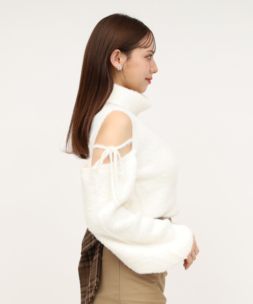 ROYAL PARTY(ロイヤルパーティー)の「コールドショルダーシャギーニットトップス(ニット/セーター・レディース・オフホワイト/ブルー/ベージュ・FREE)」の5枚目の写真