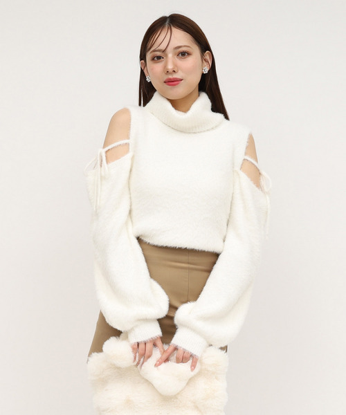 ROYAL PARTY(ロイヤルパーティー)の「コールドショルダーシャギーニットトップス(ニット/セーター・レディース・オフホワイト/ブルー/ベージュ・FREE)」の4枚目の写真