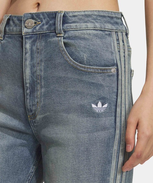 adidas（アディダス）の「ウォッシュド フレア パンツ / アディダスオリジナルス adidas Originals（デニムパンツ・レディース・ブルー・29inch/28inch/27inch/26inch/32inch/31inch/30inch）」の3枚目の写真