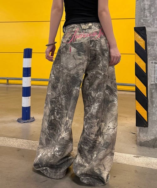 inst.ALL(インストール)の「バック刺しゅうロゴカモフラ柄ワイドパンツ(その他パンツ・レディース・ダークベージュ・M/L/S)」の1枚目の写真