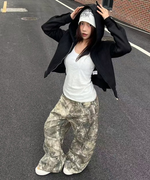 inst.ALL(インストール)の「バック刺しゅうロゴカモフラ柄ワイドパンツ(その他パンツ・レディース・ダークベージュ・M/L/S)」の5枚目の写真