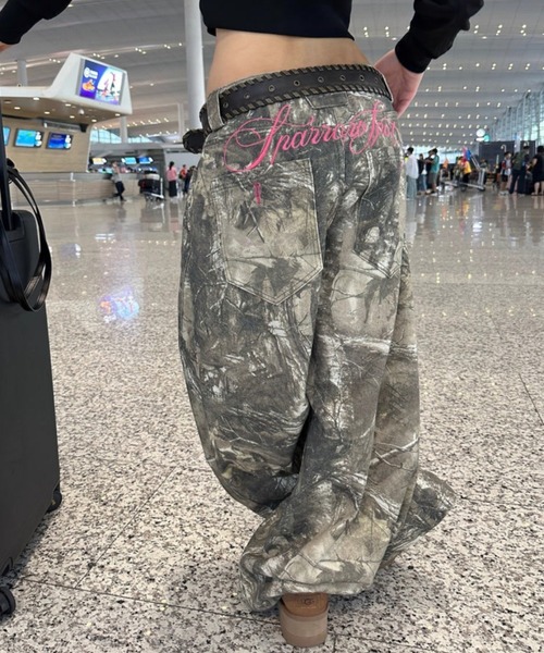 inst.ALL(インストール)の「バック刺しゅうロゴカモフラ柄ワイドパンツ(その他パンツ・レディース・ダークベージュ・M/L/S)」の20枚目の写真