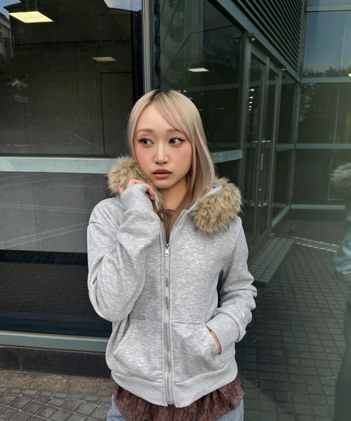 DAESE TOKYO(デセトウキョウ)の「『DAESE TOKYO/デセトウキョウ』ファー付きパーカー(パーカー・レディース・グレー・M/L)」の2枚目の写真