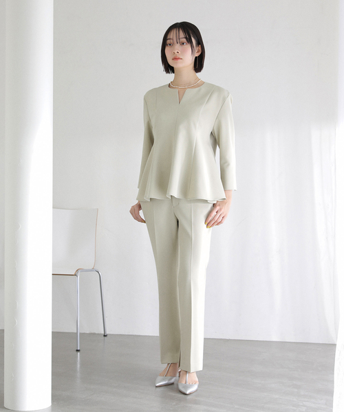 La TOTALITE（ラトータリテ）の「ベルト金具パンツ（スラックス・レディース・ベージュ/ネイビー/ライトグリーン・38/36）」の11枚目の写真