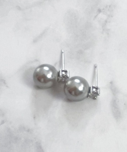 yu-ka(ユーカ)の「YU-KA:パール&ビジュースタッドピアス Pearl&bijou stud pierce(ピアス(両耳用)・レディース・グレー/シルバー・FREE)」の4枚目の写真